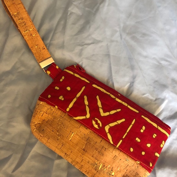 Red wristlet - Picture 3 of 3